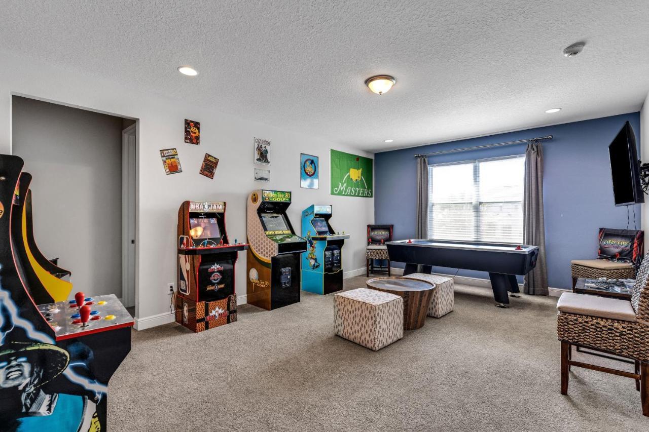 Casa de férias Spacious 8 Bdr Family With Arcades And Free Pool Heat *